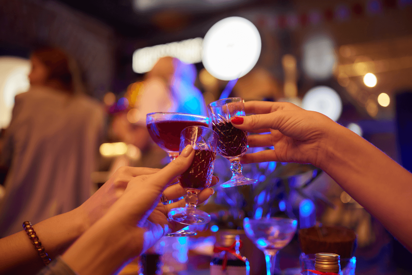 Irish pub INGの本格アイリッシュパブ内装。温かみあるカウンターとクラフトビールタップ