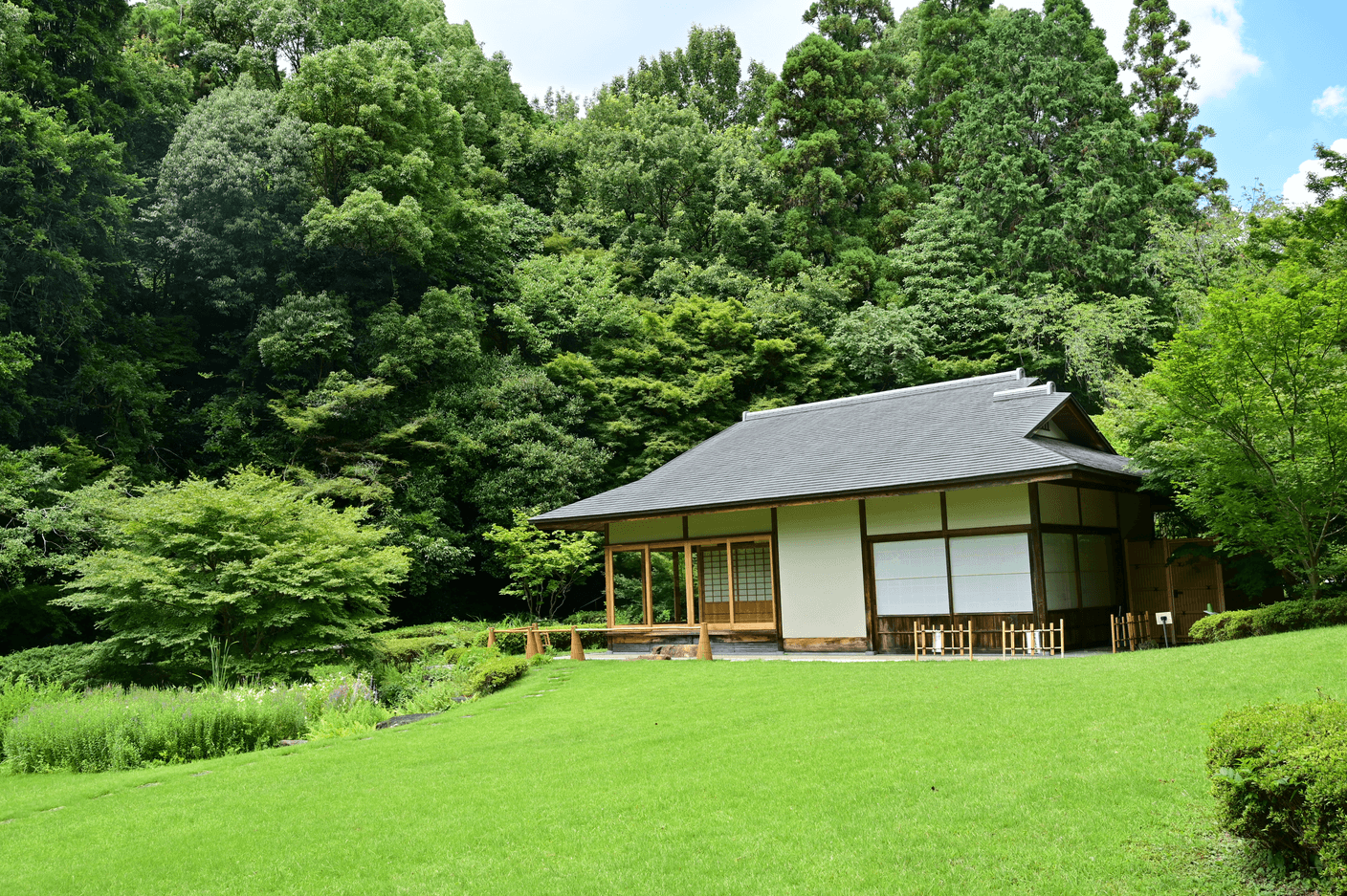 美しく再生された日本の古民家。風格ある木梁と障子が融合した温かみある外観