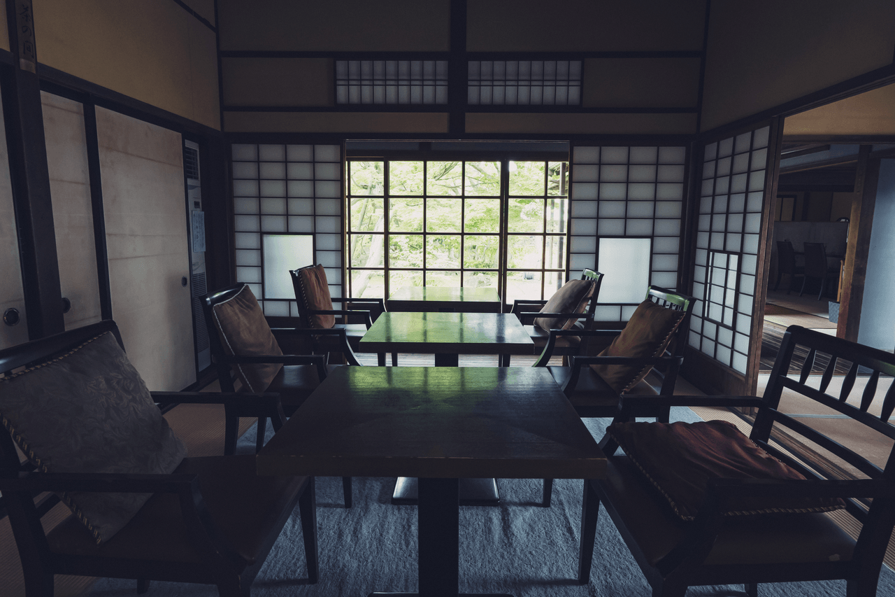 古民家再生事業の改修後の温かみある空間