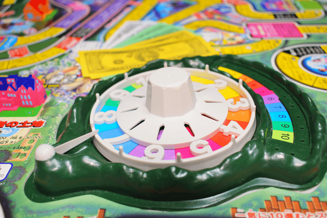 ボードゲームカフェSabotageのテーブルに広がるカラフルなゲームコマと駒